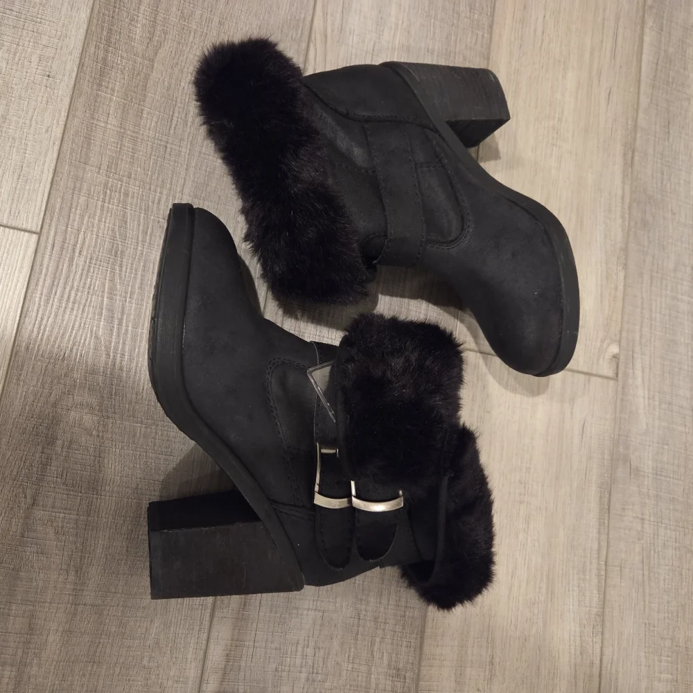 SM NEW YORK BLACK FAUX FUR BOOTIES SIZE 7 NEW